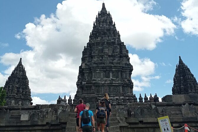 1 day tour borobudur temple,prambanan temple,plaosan temple - Borobudur: the world’s biggest Buddhist monument, built for looking up