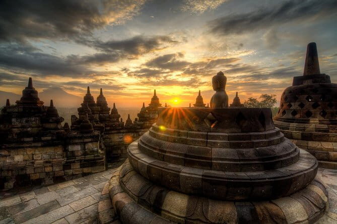 Borobudur Climb Up and Selogriyo Temple Rice Terraces Trekking - Getting the context right: driver-guide + local guide support
