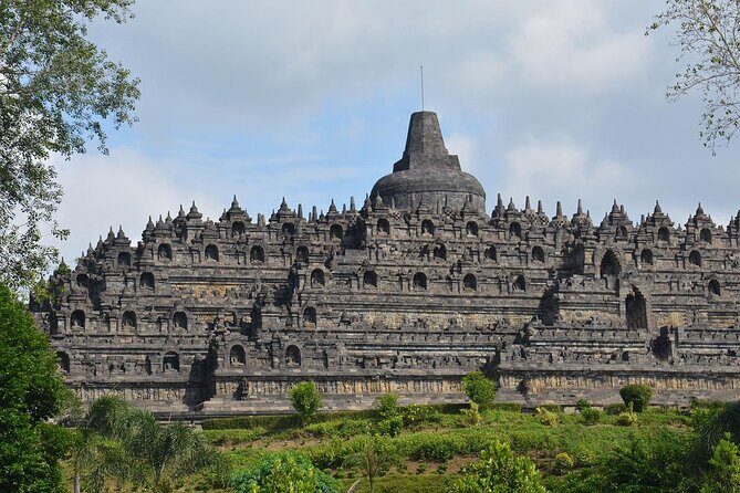 Borobudur Full Climb Up And Prambanan All Inclusive Private Tour - What to notice during the Borobudur climb and top views