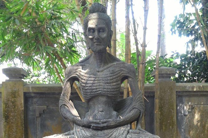 Borobudur Temple Climb To The Top & Prambanan Temple - 1 day tour - Candi Mendut (Candi Mendut / Mendut Monastery Area): A Short Stop With Meaning